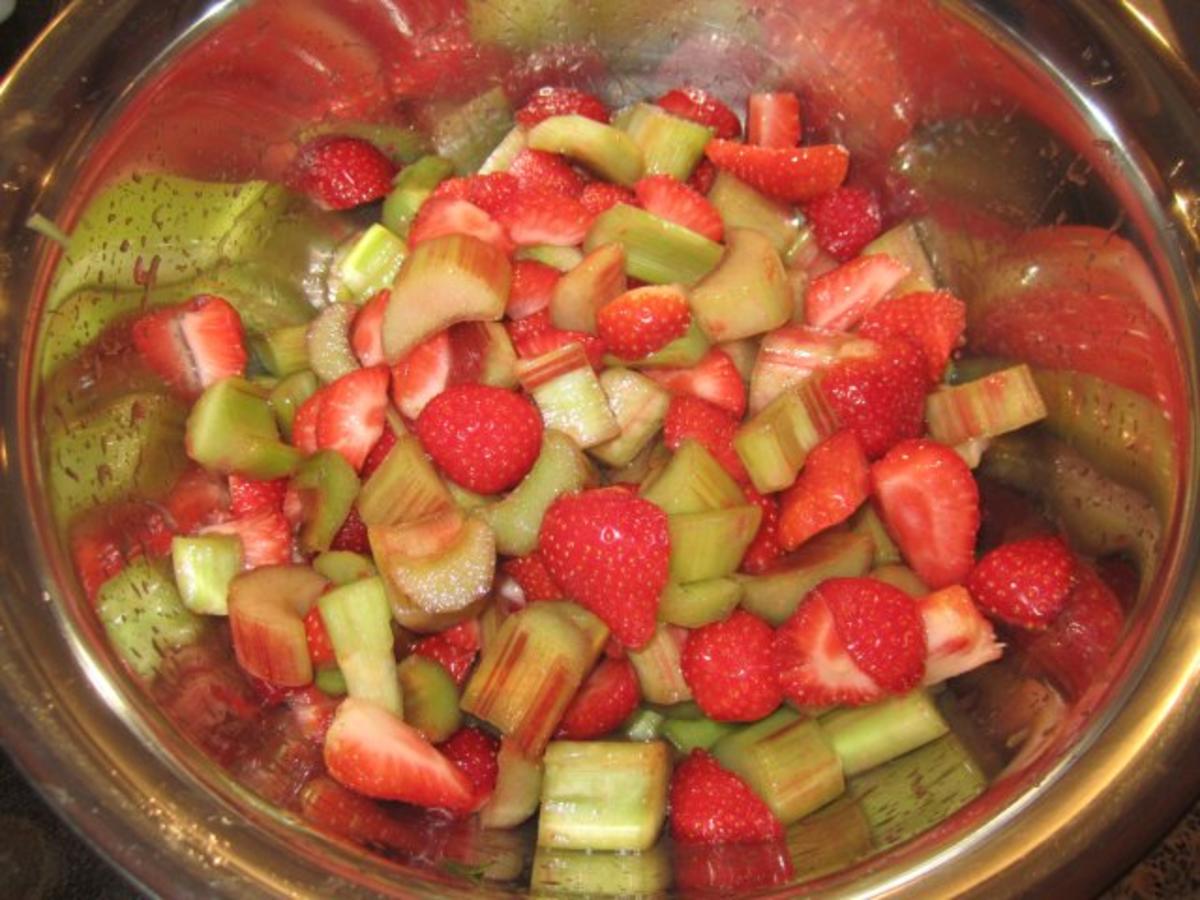 Rhabarber - Erdbeer - Tarte mit Mandelstreuseln - Rezept - Bild Nr. 12