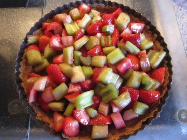 Rhabarber Erdbeer Tarte mit Mandelstreuseln - einfach - 259 kcal/100g