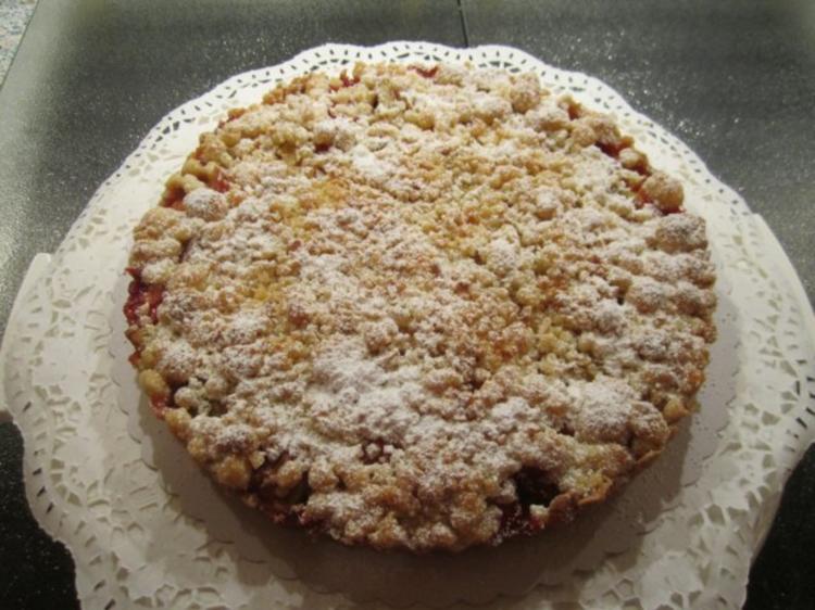 Rhabarber - Erdbeer - Tarte mit Mandelstreuseln - Rezept - kochbar.de