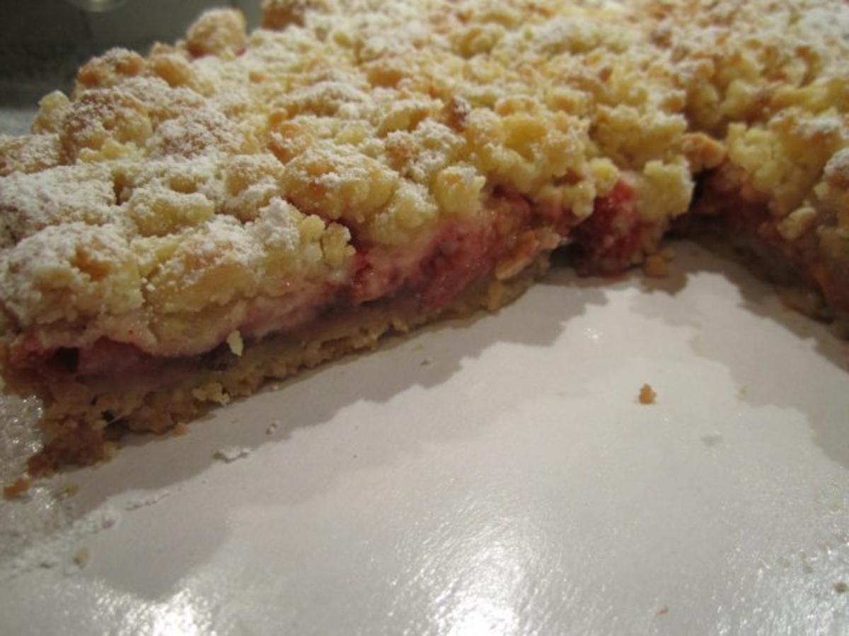 Rhabarber - Erdbeer - Tarte mit Mandelstreuseln - Rezept - kochbar.de