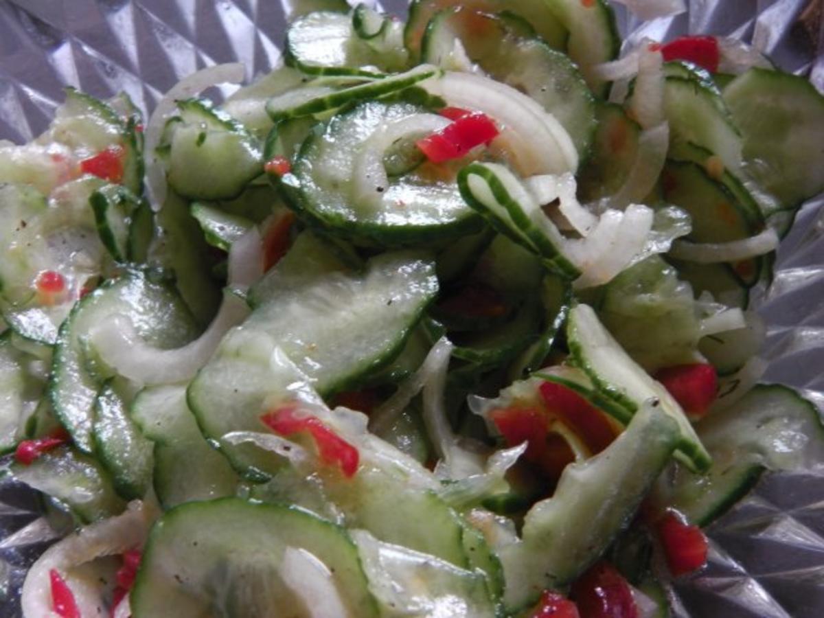 Knackiger Gurkensalat mit einfachem Essigdressing - Rezept