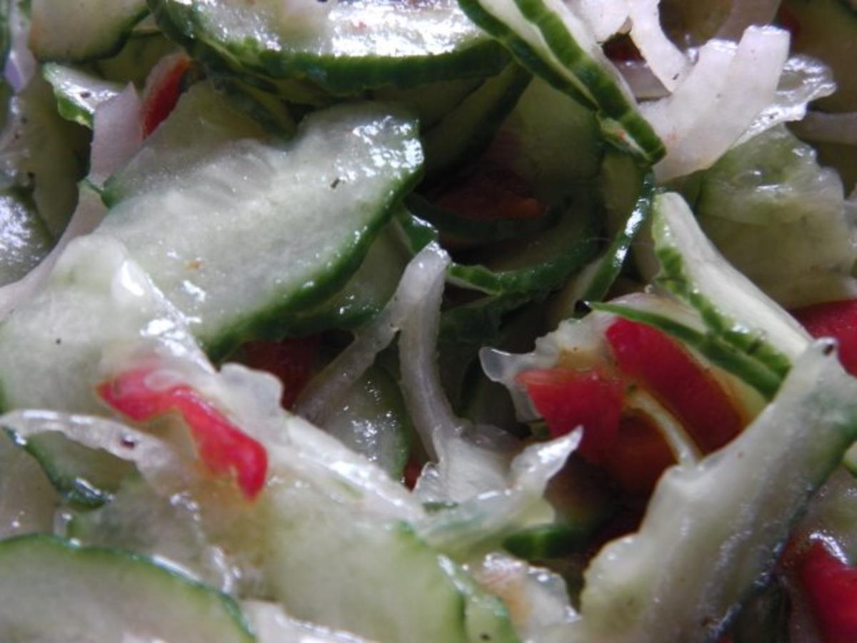 Knackiger Gurkensalat mit einfachem Essigdressing - Rezept - Bild Nr. 2