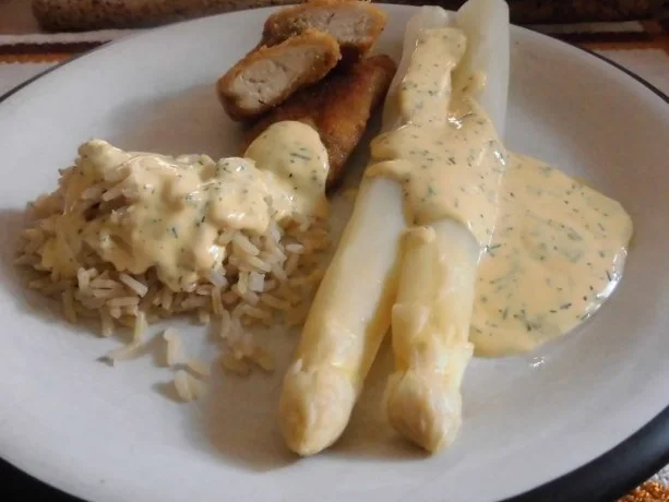 Asparagus mit Kräuter Hollandaise, Natur Reis und marinierte Hähnchen - Innenfilets - Rezept