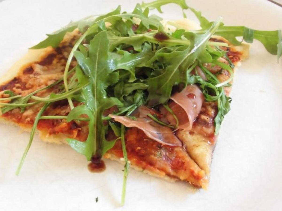 Pizza mit Parmaschinken und Rucola - Rezept