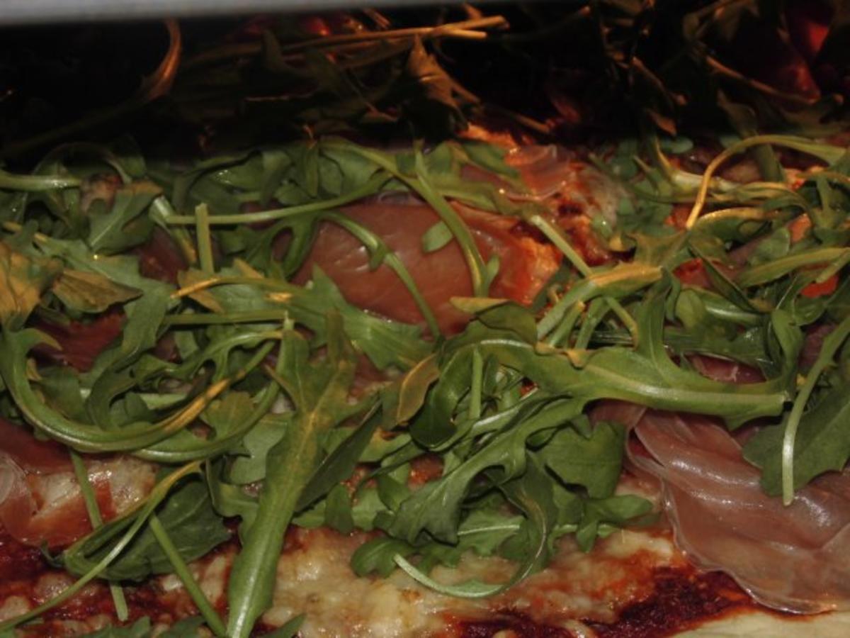 Pizza mit Parmaschinken und Rucola - Rezept - Bild Nr. 10