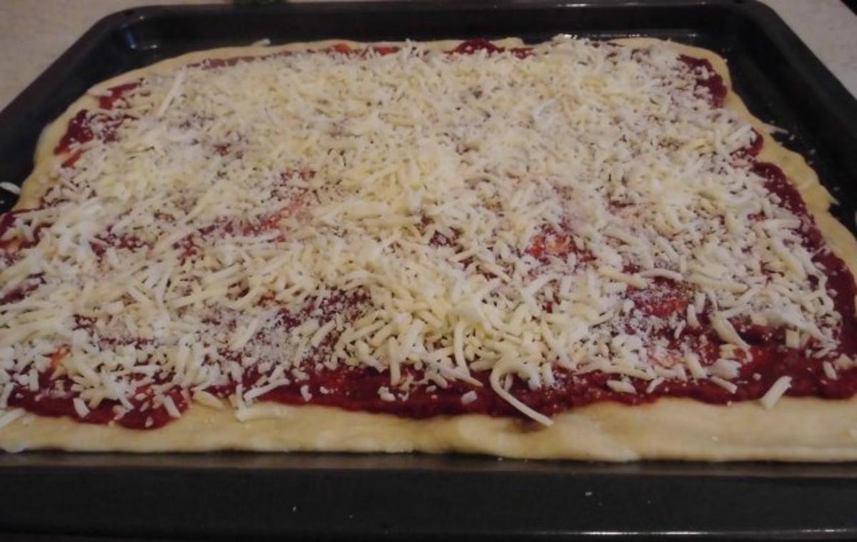 Pizza mit Parmaschinken und Rucola - Rezept - Bild Nr. 7