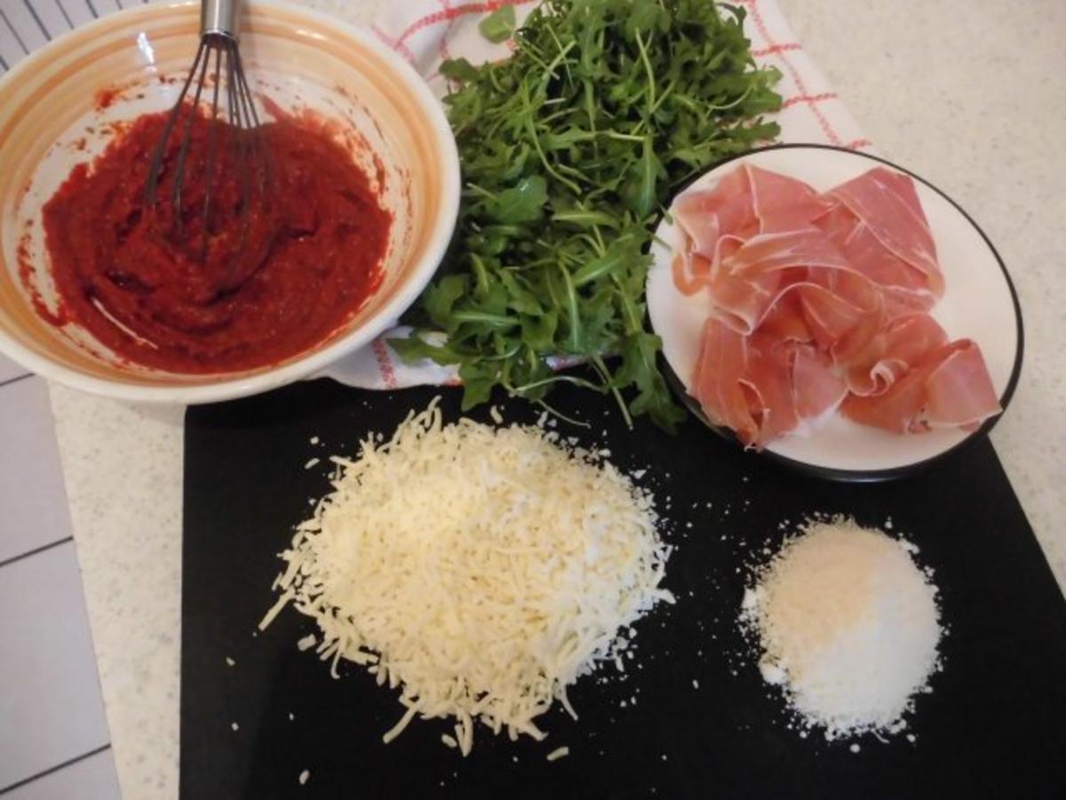 Pizza mit Parmaschinken und Rucola - Rezept - kochbar.de