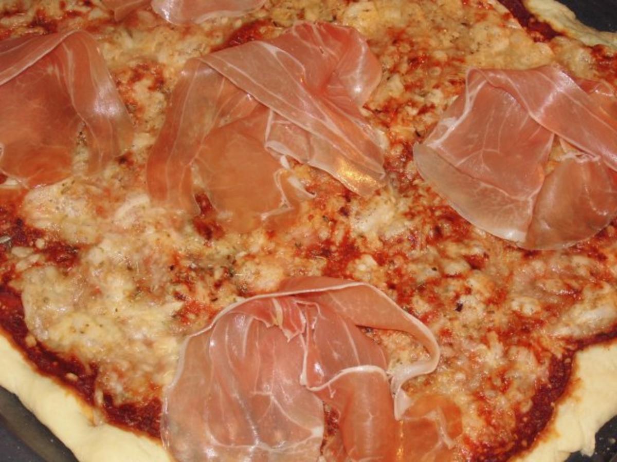 Pizza mit Parmaschinken und Rucola - Rezept - Bild Nr. 9