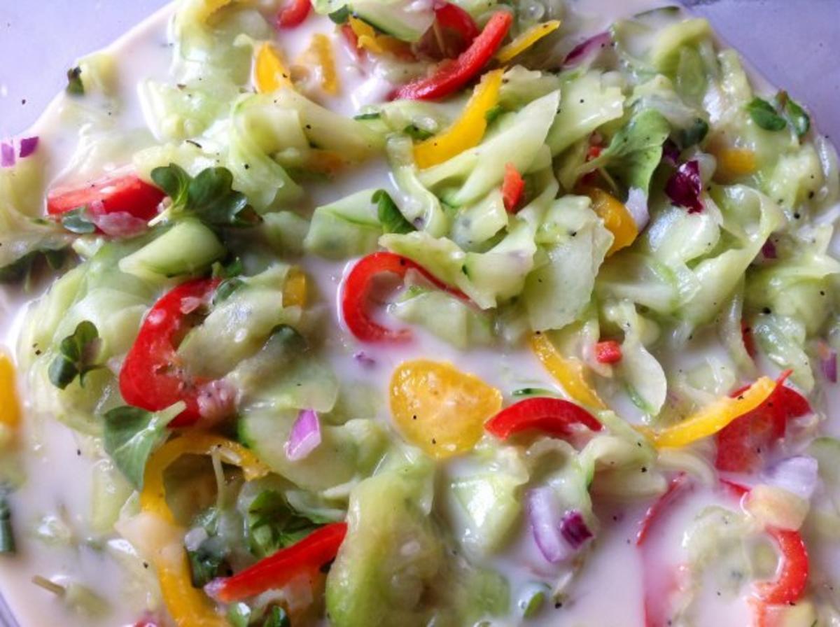 Gurken-Paprika-Salat mit Radieschenkresse - Rezept - kochbar.de