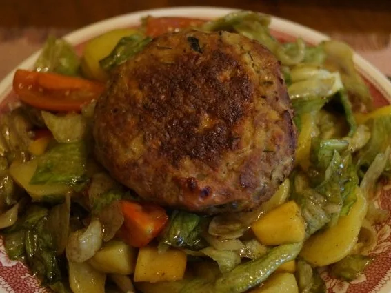 Fleischlaberl auf bunten Salat - Rezept