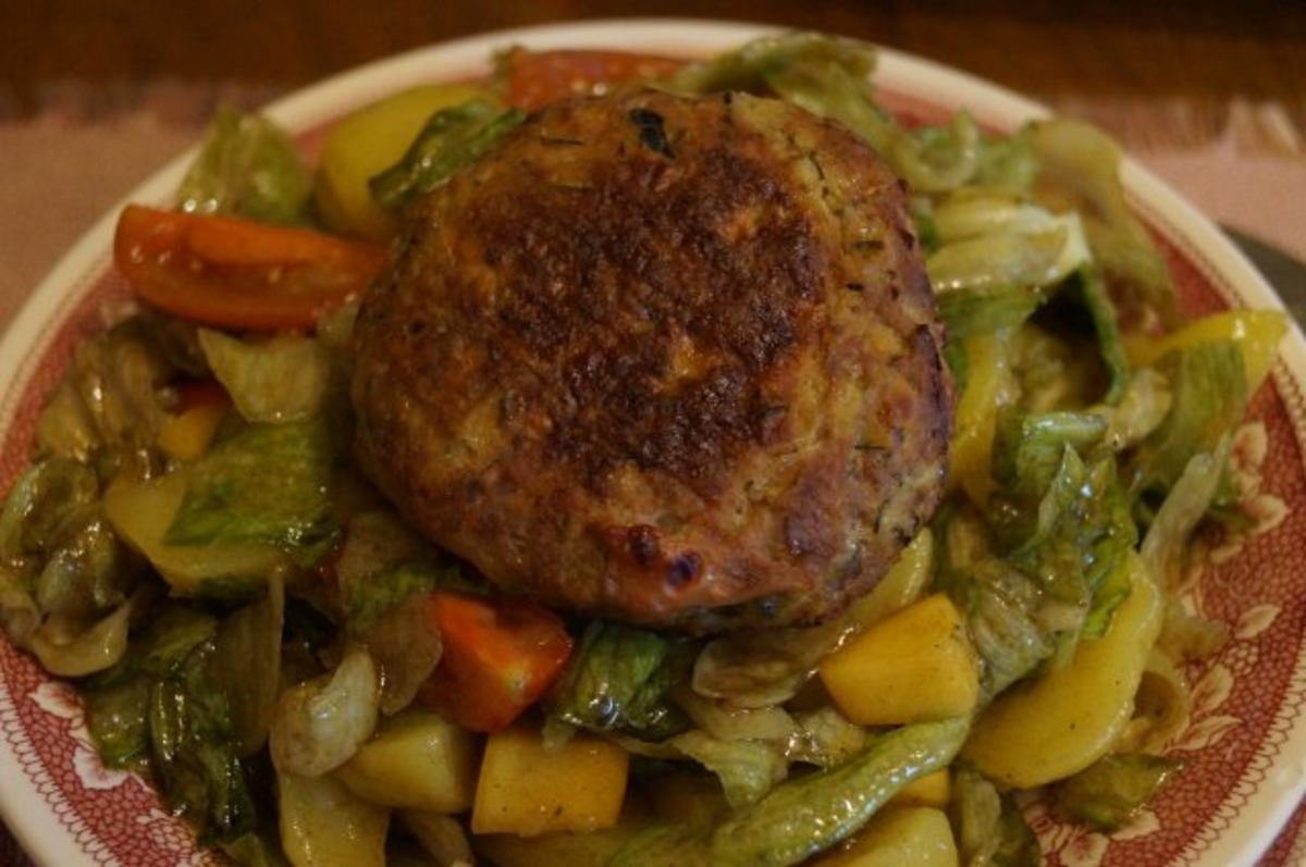 Fleischlaberl auf buntem Salat