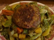 Fleischlaberl auf bunten Salat - Rezept