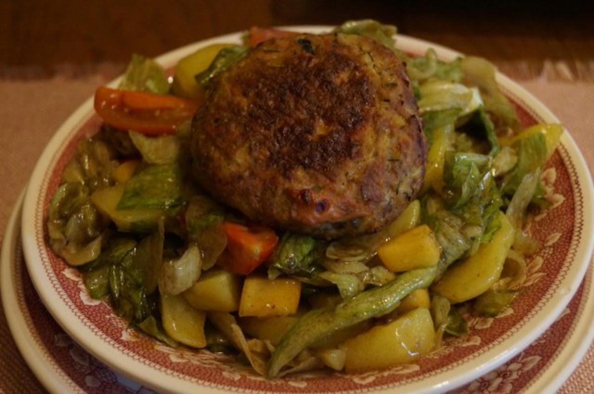 Fleischlaberl auf bunten Salat - Rezept - Bild Nr. 2