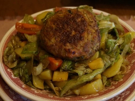 Fleischlaberl auf bunten Salat - Rezept - Bild Nr. 2