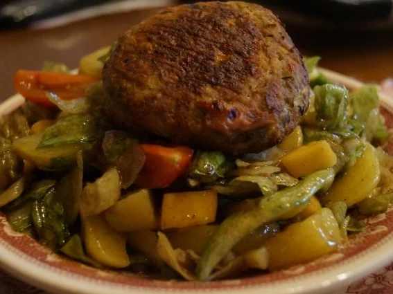 Fleischlaberl auf bunten Salat - Rezept - Bild Nr. 3