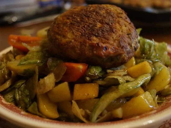 Fleischlaberl auf bunten Salat - Rezept - Bild Nr. 4