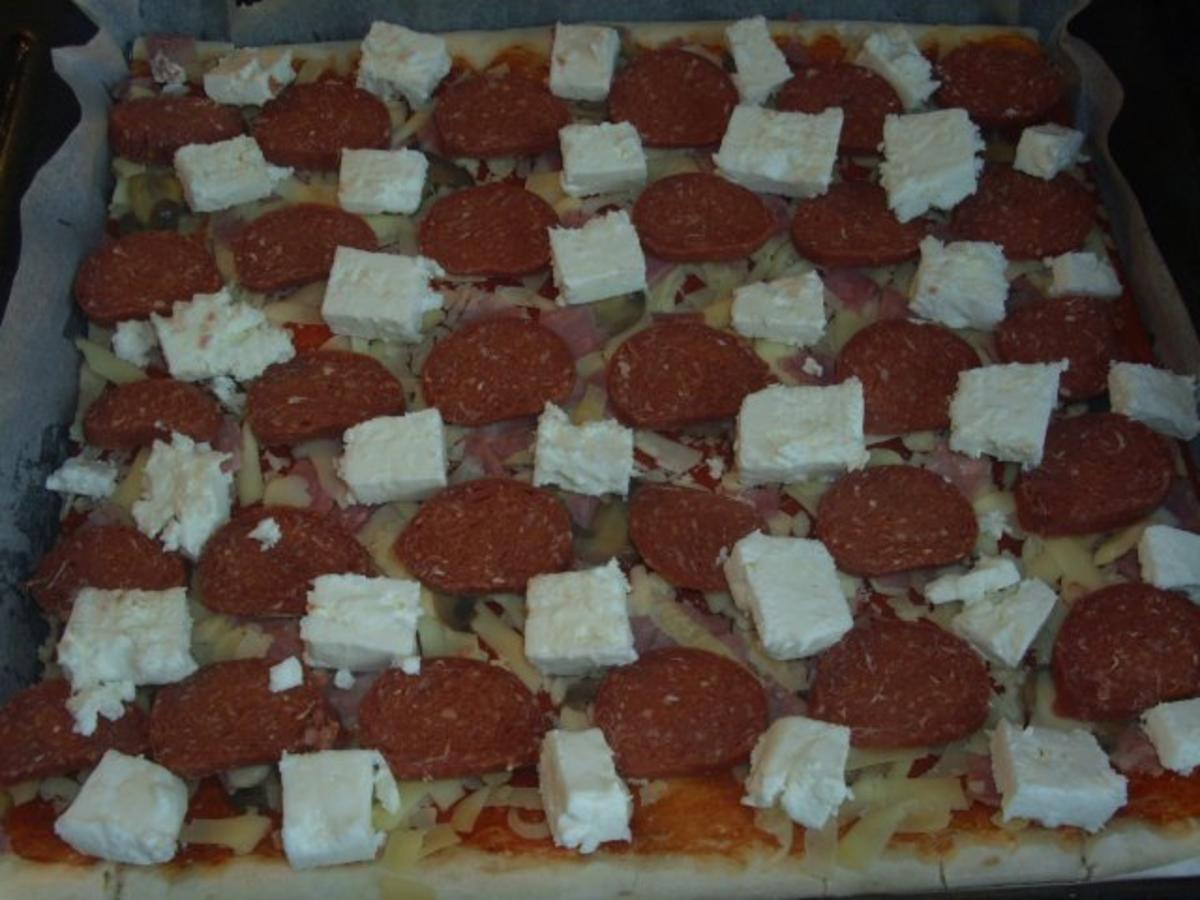 Pizza mit Sucuk und Schafskäse - Rezept - kochbar.de