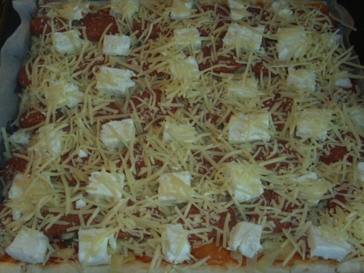 Pizza mit Sucuk und Schafskäse - Rezept - kochbar.de
