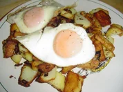 Bratkartoffeln mit Spiegelei,und Tomatensalat - Rezept