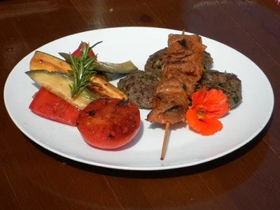 Köfte mit Lammspießen und gegrilltem Gemüse - Rezept