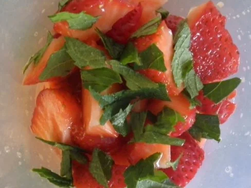 Rezept: Erdbeer - Joghurt - Suppe mit Zimt - Croutons ... Bild Nr. 3 Erdbeer - Joghurt - Suppe mit Zimt - Croutons ... - Rezept - Bild Nr. 3