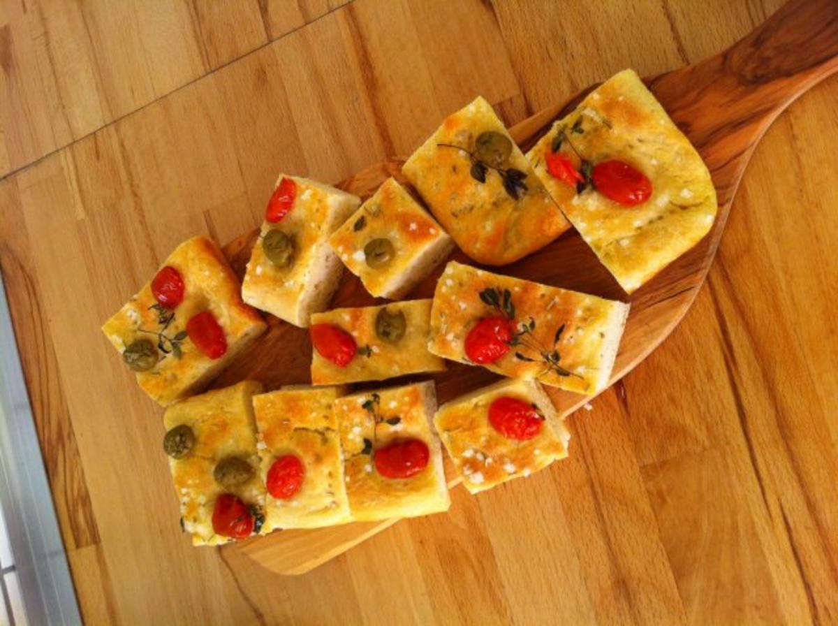 Bilder für Focaccia Super zu einem schönen Glas Wein an einem lauen Sommerabend - Rezept