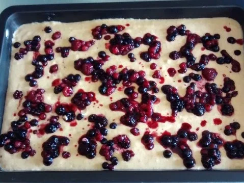 Joghurt-Gries-Kuchen mit Sommerbeeren und Streuseln - Rezept - Bild Nr. 3