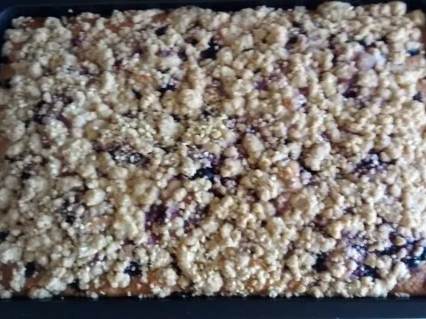 Joghurt-Gries-Kuchen mit Sommerbeeren und Streuseln - Rezept - Bild Nr. 5