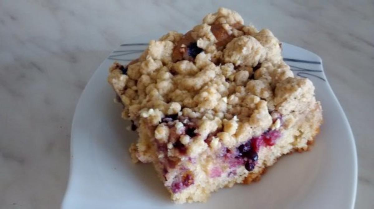 Joghurt-Gries-Kuchen mit Sommerbeeren und Streuseln - Rezept