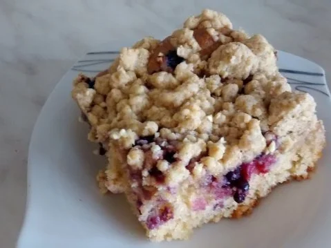 Joghurt-Gries-Kuchen mit Sommerbeeren und Streuseln - Rezept