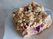 Joghurt-Gries-Kuchen mit Sommerbeeren und Streuseln - Rezept