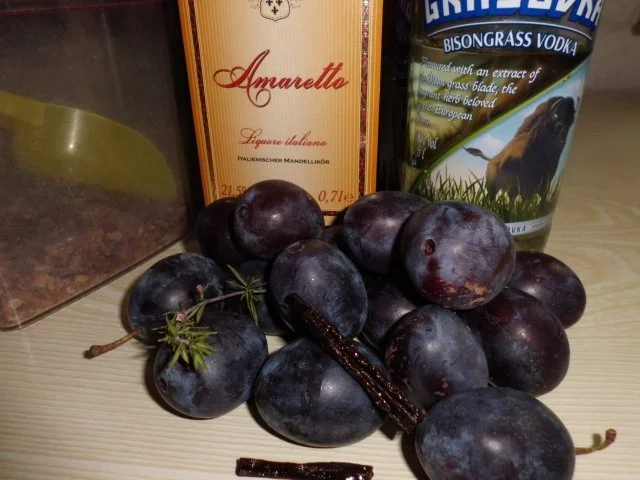 Rezept: Liköre: Zwetschgenlikör mit Mandeln und Thymian Bild Nr. 2 Liköre: Zwetschgenlikör mit Mandeln und Thymian - Rezept - Bild Nr. 2