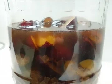 Rezept: Liköre: Zwetschgenlikör mit Mandeln und Thymian Bild Nr. 4 Liköre: Zwetschgenlikör mit Mandeln und Thymian - Rezept - Bild Nr. 4