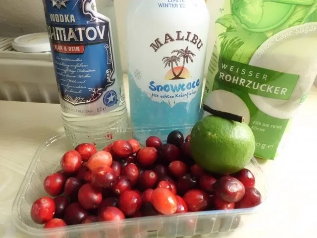 Liköre: Cranberry-Limetten-Likör mit Kokos-Rum - Rezept - Bild Nr. 2