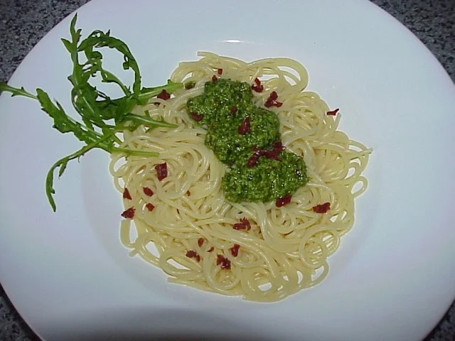 Rezept: Spaghetti mit Rucola-Tomaten-Pesto Spaghetti mit Rucola-Tomaten-Pesto - Rezept