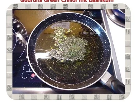 Rezept: Öl: Green Chiliöl mit frischem Basilikum Bild Nr. 4 Öl: Green Chiliöl mit frischem Basilikum - Rezept - Bild Nr. 4