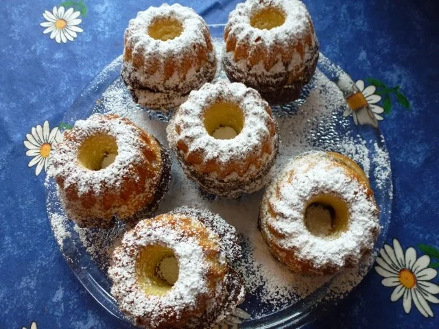 Rezept: Mini-Dessertküchlein, schwarz-weiß und mit Schuß Mini-Dessertküchlein, schwarz-weiß und mit Schuß - Rezept