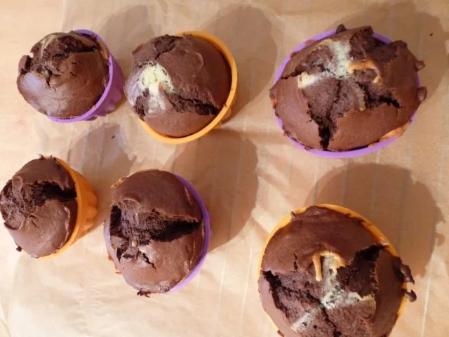 Rezept: Mini-Dessertküchlein, schwarz-weiß und mit Schuß Bild Nr. 12 Mini-Dessertküchlein, schwarz-weiß und mit Schuß - Rezept - Bild Nr. 12