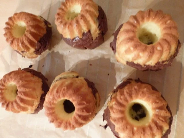 Rezept: Mini-Dessertküchlein, schwarz-weiß und mit Schuß Bild Nr. 13 Mini-Dessertküchlein, schwarz-weiß und mit Schuß - Rezept - Bild Nr. 13