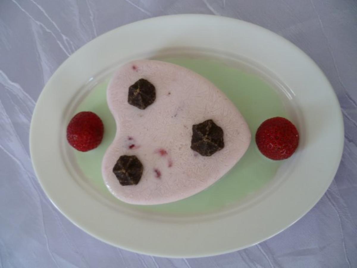 Eis - Erdbeer-Kokos-Eis mit Pistaziennote - Rezept - Bild Nr. 5