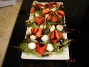 Erdbeeren und Mozzarella auf einem Salatbett - Rezept