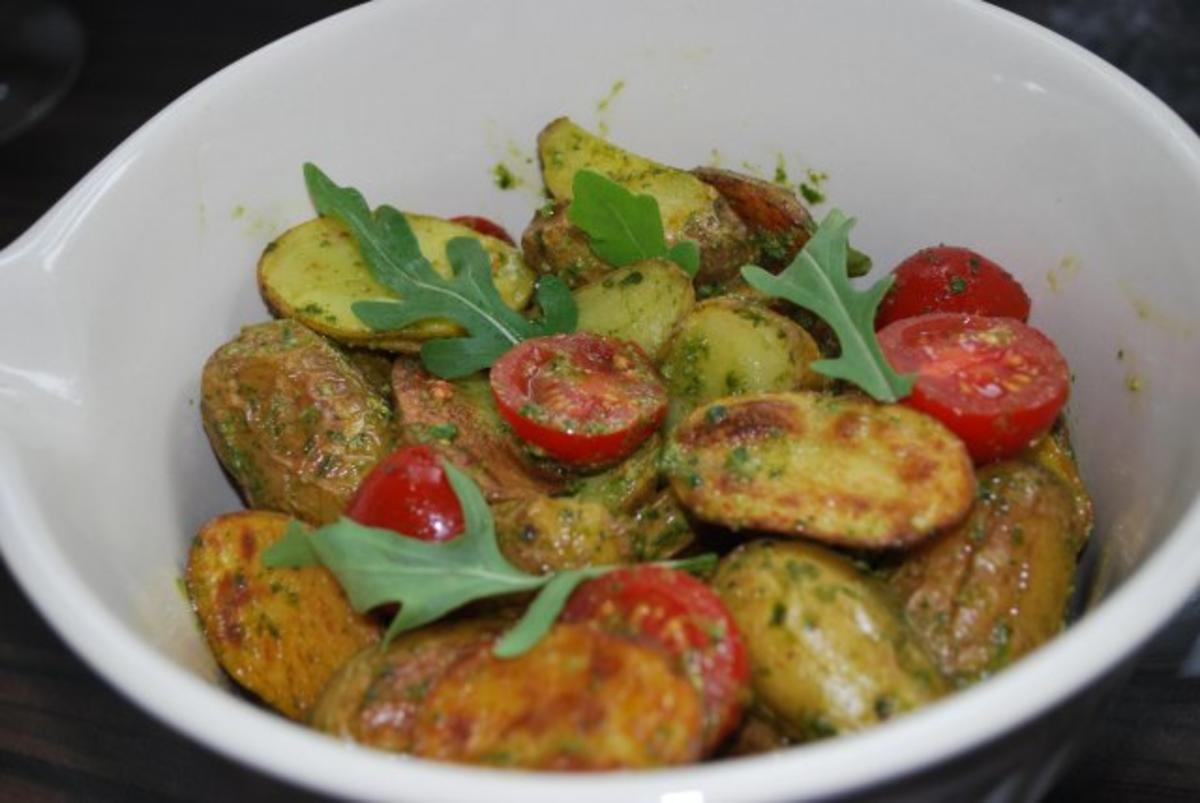 Ofenkartoffelsalat mit Rucolapesto - Rezept