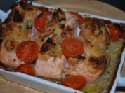 Ofenlachs mit Parmesan-Brot-Kruste auf Kartoffel-Kräuter-Gratin - Rezept