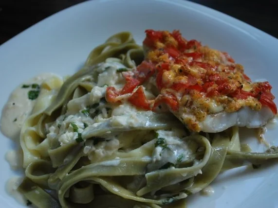 Seelachsfilet „Caprese“ auf Tagliatelle in Basilikumsahne - Rezept