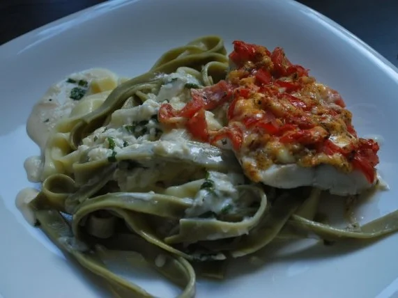 Seelachsfilet „Caprese“ auf Tagliatelle in Basilikumsahne - Rezept - Bild Nr. 3