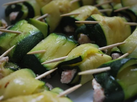 Zucchiniröllchen mit Mortadellamousse - Rezept