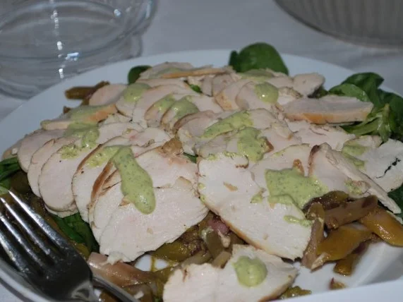 Hähnchen-Carpaccio auf Spargelsalat mit grüner Sauce - Rezept