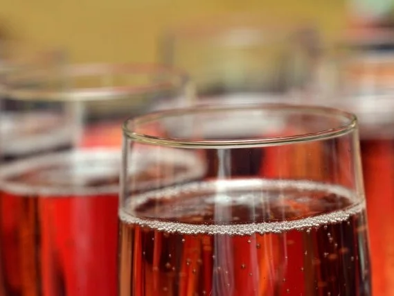 Hugo Rosé: Hugo mit Rhabarbersaft - schnell & einfach - 26 kcal/100g