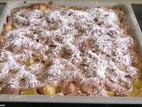 Rezept: Rhabarber-Kuchen mit Biskuitguß Bild Nr. 2 Rhabarber-Kuchen mit Biskuitguß - Rezept - Bild Nr. 2