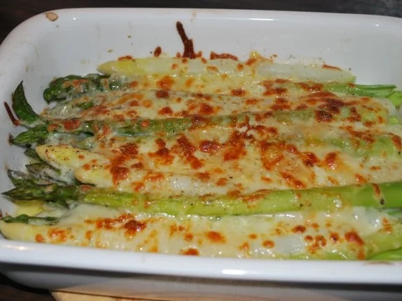 Rezept: Mit Parmesan-Mozzarella-Haube gratinierter Spargel Bild Nr. 3 Mit Parmesan-Mozzarella-Haube gratinierter Spargel - Rezept - Bild Nr. 3